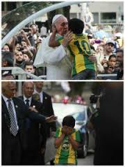 Il bambino che abbraccia Papa Francesco e gli racconta il suo sogno.
