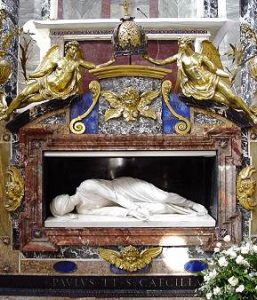 Statua di Santa Cecilia sotto l'altare della Basilica.