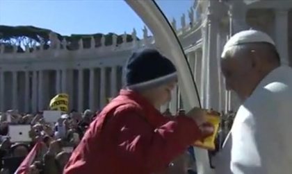 Il bimbo regala patatine a Papa Francesco