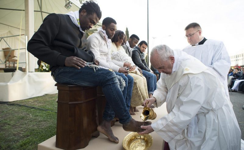 Il gesto di Papa Francesco verso coloro che affrontano i duri viaggi della disperazione