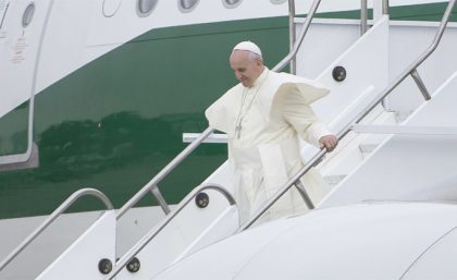 Papa Francesco in volo per Milano