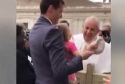 Bambina ruba la papalina a Papa Francesco, e lui ride divertito