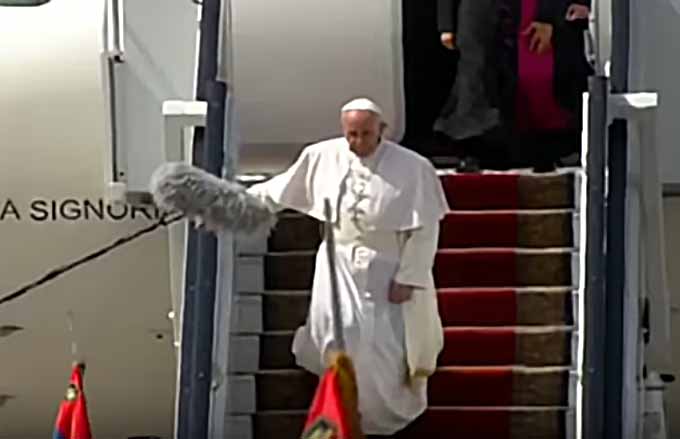 Papa Francesco scende dall’aereo in Egitto