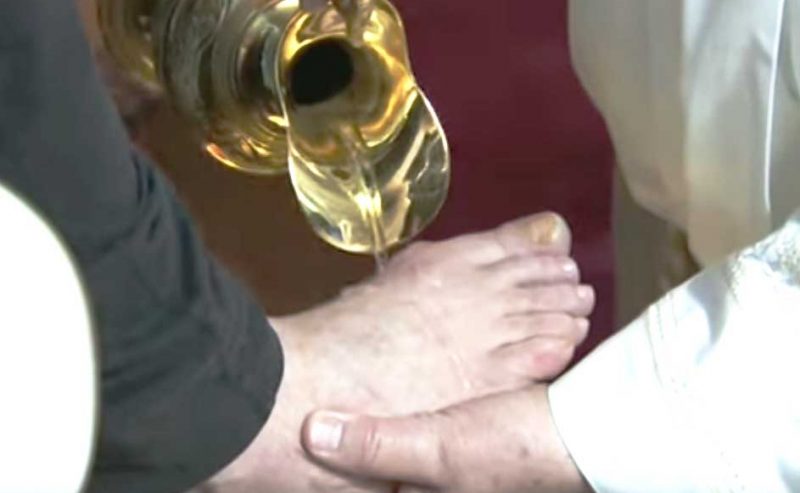 Papa Francesco lava i piedi a 12 detenuti