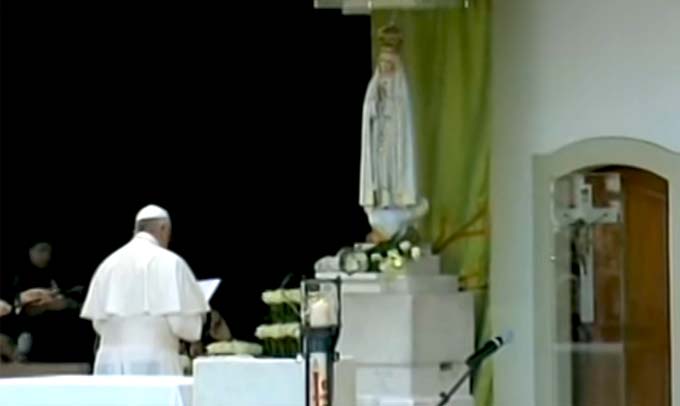 Video della preghiera di Papa Francesco alla Cappellina delle Apparizioni