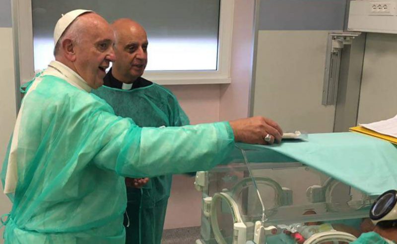 Il Papa nel reparto di neonatologia e il regalo