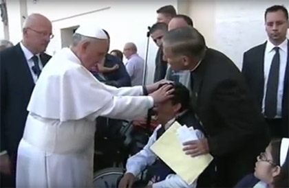 Esorcismo o benedizione di un disabile a Piazza San Pietro?
