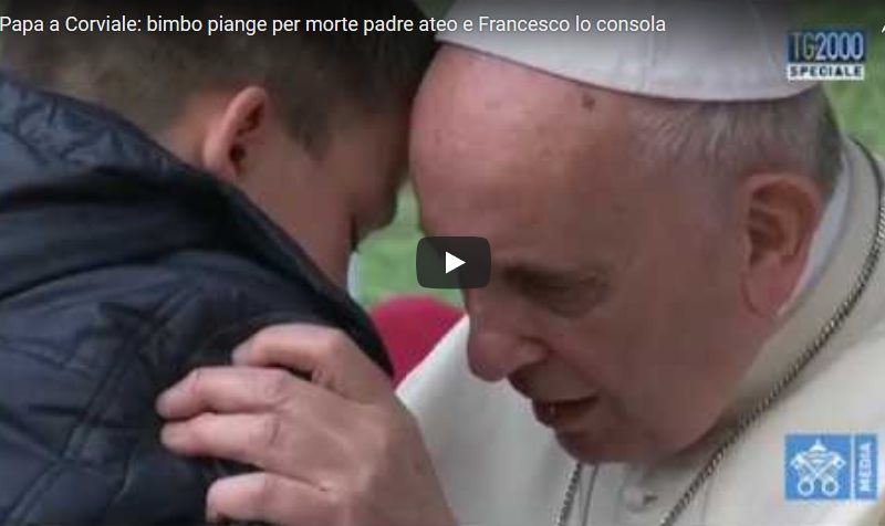 Papa Francesco e il bambino che piange