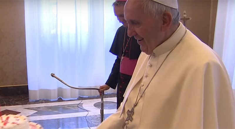 Papa Francesco soffia sulla torta del suo 83esimo compleanno